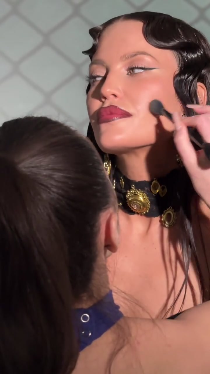 Beauty-портрет Мару во время подготовки образа